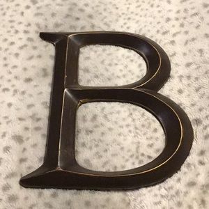 “B” sign